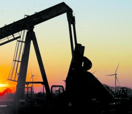 النفط عند أدنى مستوى في أكثر من عام بفعل الاضطرابات المصرفية