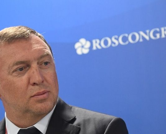 هل حان الوقت لبيع الدولارات بسرعة كبيرة؟.. نصيحة من ملياردير روسي شهير