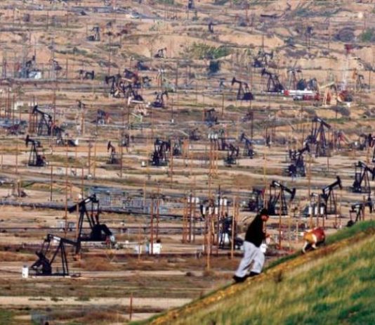 النفط يهوي 6% مع تزايد المخاوف من أزمة مالية عالمية