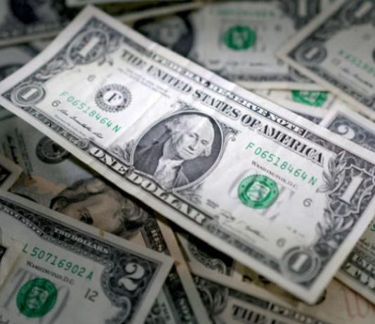 المخاطر الاقتصادية تحاصر الدولار… والذهب يتألق