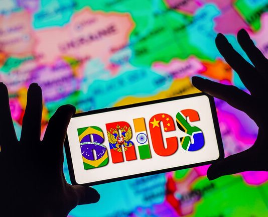 “انقلب الميزان”.. “بريكس” تتفوق على G7 بالاقتصاد العالمي