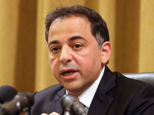 حاكم المركزي والرواتب بالدولار… المهمة المستحيلة