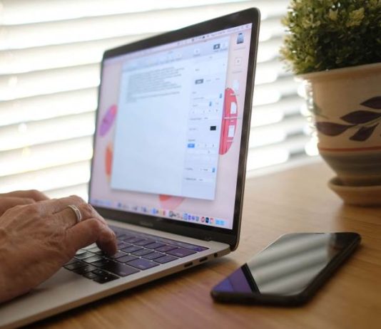 لبنانيون يتوظفون في الخارج لا يغادرون منازلهم: كمبيوتر وبيجاما