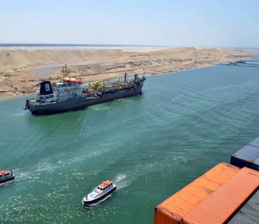 هجمات الحوثيين تدفع السفن إلى تغيير مسارها حول أفريقيا وتعزز الطلب على الوقود