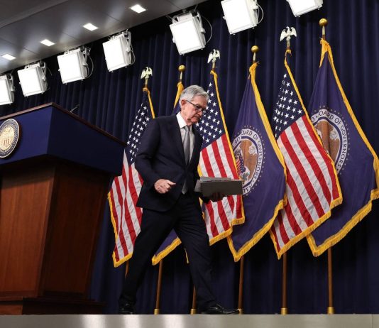 «الفيدرالي» يثبّت أسعار الفائدة ويشير إلى عدم استعداده بعد لبدء خفضها