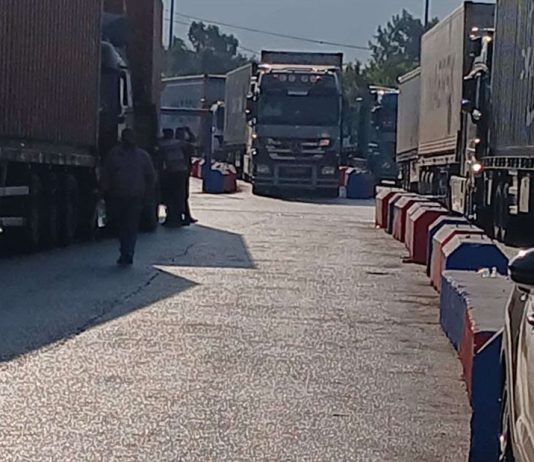 السائقون يشلّون مرفأ بيروت… الإعتصام المفتوح بدأ!