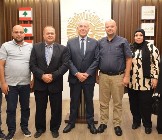 دبوسي يستمع إلى مطالب الأهالي بشأن رسوم التسجيل ويدعو لدراسة متأنية للقرار