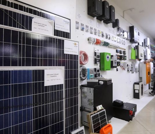 الجشع يؤدّي إلى إشباع السوق | ألواح الطاقة الشمسية: تراجع الاستيراد 82%