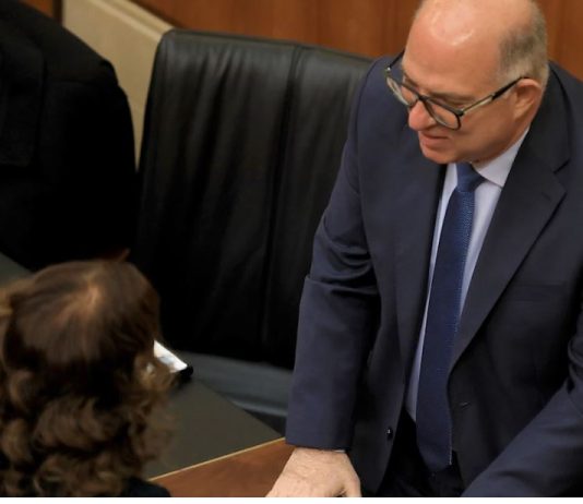 تضارب مصالح في «الاتصالات»: الوزير يملك شركتين لتوزيع الإنترنت