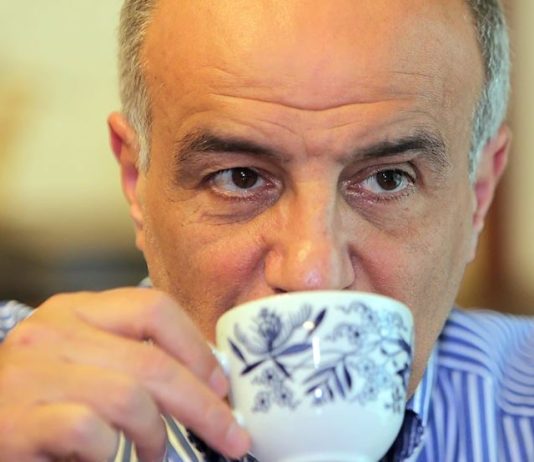 لاعتراضه على إدخال معدّات خلوي لشركة «وايفز»: شارل الحاج يقيل كريدية… كيدياً