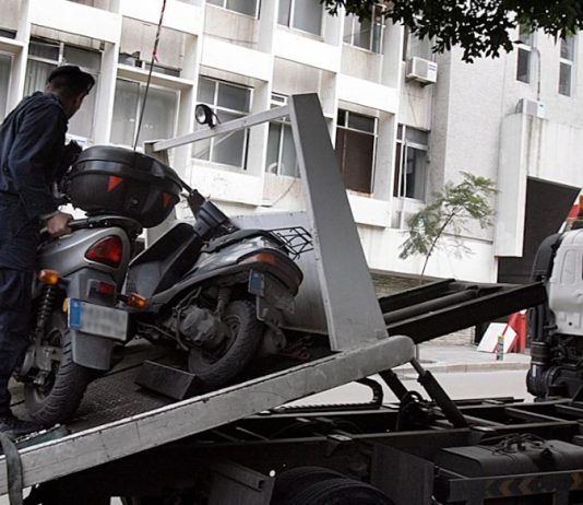 الحكومة تضاعف بدلات حجز السيارات 100 مرّة