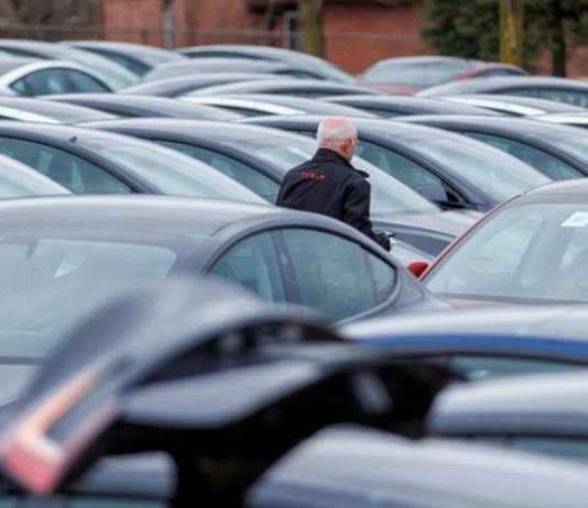 مصنّعو السيارات يسارعون إلى شحن المركبات إلى الولايات المتحدة