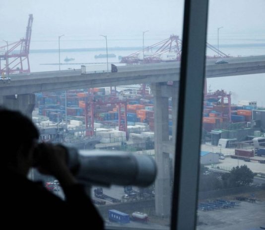 ترامب يذكي التوترات التجارية مع فرض رسوم مضادة وشاملة