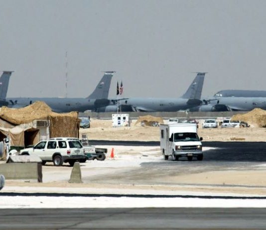 بعد استهداف قاعدة العديد… النفط ينخفض بنحو 6 %