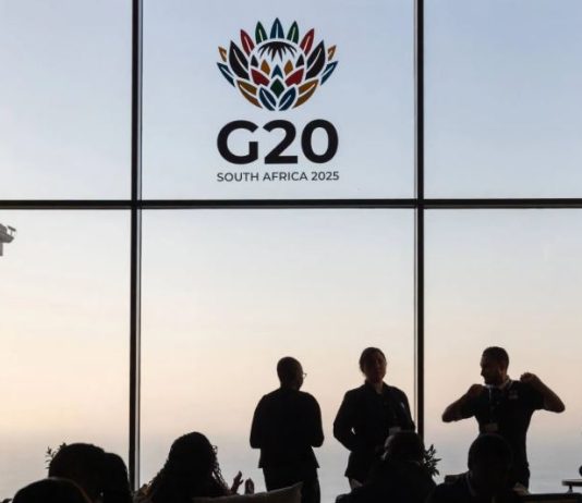 آفاق الاقتصاد العالمي في مفترق طرق