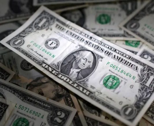 الدولار يرتفع وسط غموض بشأن باول وترقب الأسواق للرسوم