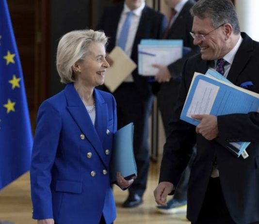 أوروبا تبحث ردها على رسوم ترمب… ووزراء التجارة يجتمعون في بروكسل