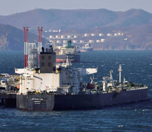 لعبة رسوم ترامب ضد النفط الروسي تهدد اقتصاد العالم