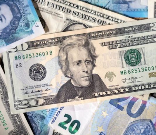 الدولار يتراجع إلى أدنى مستوياته منذ سنوات