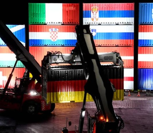 الاتحاد الأوروبي يجهز لهجوم مضاد ضد رسوم ترمب