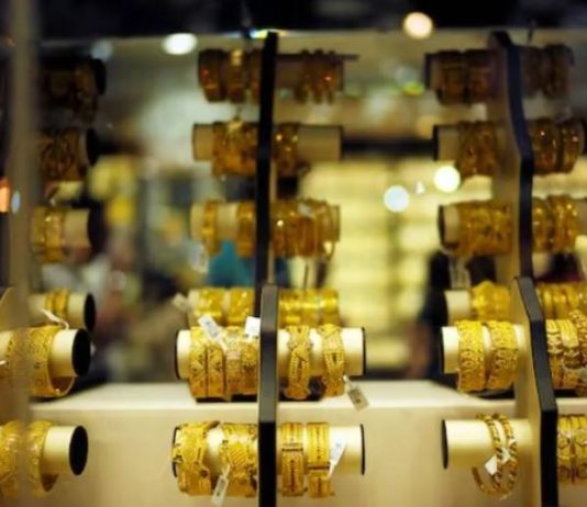 الذهب يتراجع بفعل تقدم الاتفاقيات التجارية وتمديد الإعفاءات الجمركية