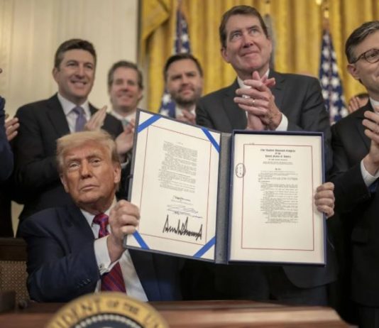 أسهم العملات المشفرة تقفز بعد توقيع ترمب قانوناً تاريخياً لتنظيمها