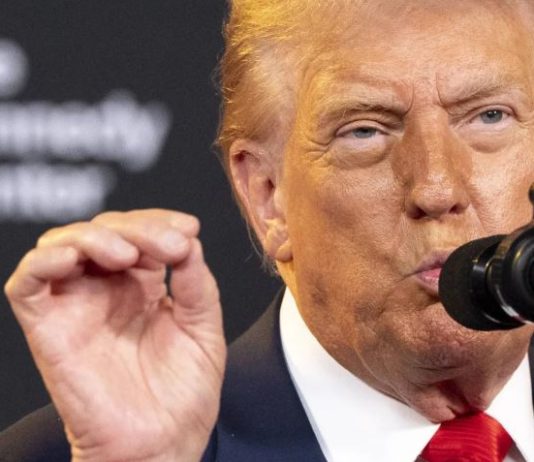 ترمب يلوّح بفرض رسوم على دول تستهدف شركات التكنولوجيا الأميركية