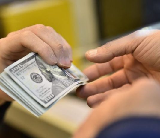 7 % عمولة على الخوف… ما علاقة الـ 100 دولار القديمة؟