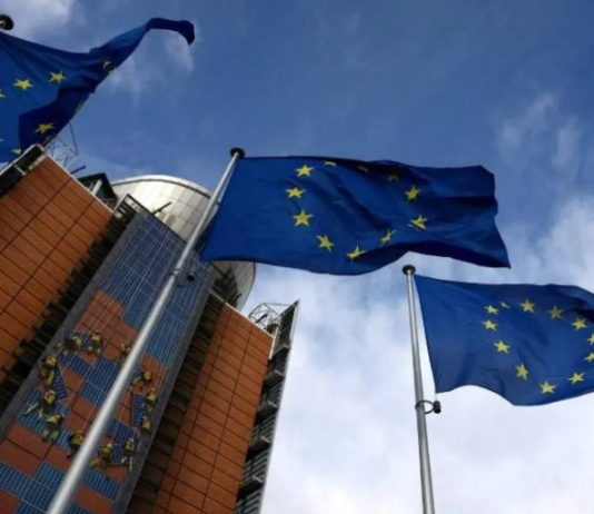 تراجع معنويات المستثمرين في منطقة اليورو بعد اتفاق التجارة الأوروبي الأميركي