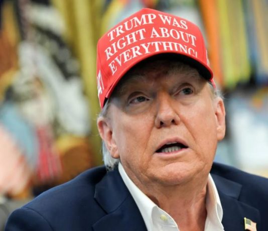 ترمب يتباهى بالاستحواذ على حصة في «إنتل» ويتعهد بصفقات مماثلة