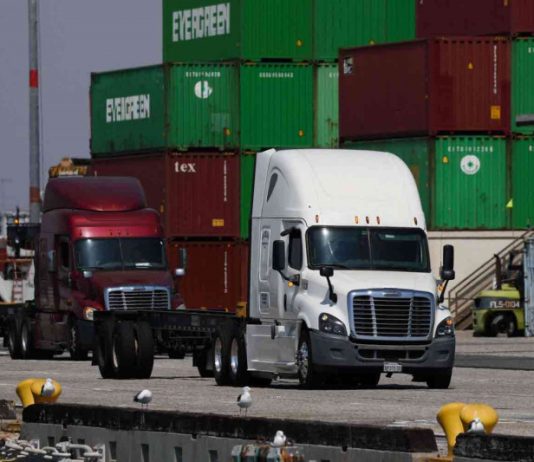 ترامب يعمق فوضى الرسوم الجمركية على التجارة العالمية