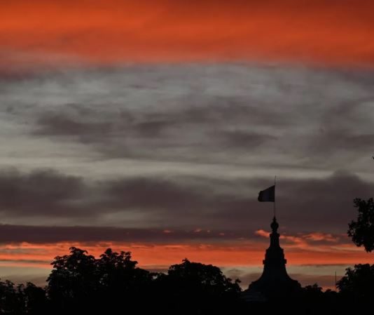 فرنسا في مأزق مالي وسياسي: انهيار الحكومة يهدد ثاني أكبر اقتصاد بمنطقة اليورو