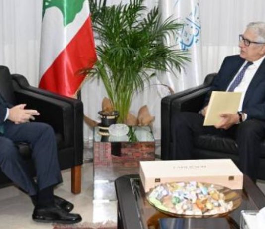 جابر عرض مع فريق عمل الوزارة الملفات التي ستناقش في واشنطن