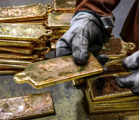 الذهب يكسر عتبة 4 آلاف دولار للمرة الأولى في التاريخ