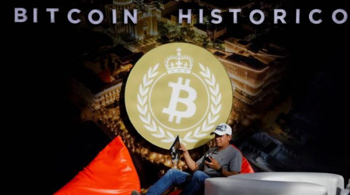 خسائر «البتكوين» تتجاوز 30 %… السعر يتراجع إلى 93714 دولاراً