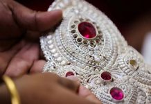 الفضة تلامس قمة تاريخية جديدة عند 63.59 دولار للأونصة