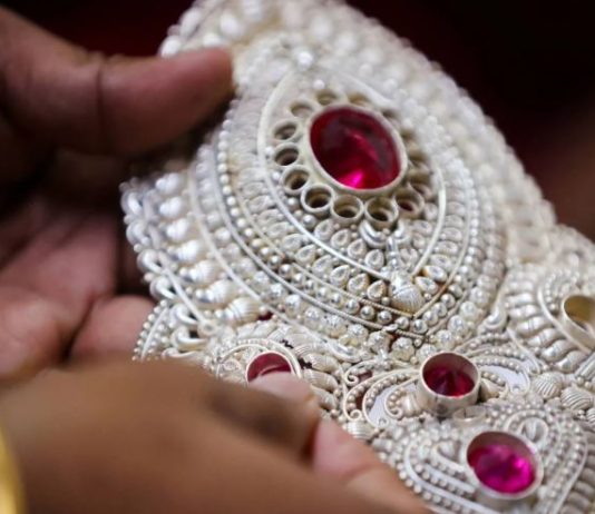 الفضة تلامس قمة تاريخية جديدة عند 63.59 دولار للأونصة