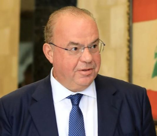 الحاج يتراجع أمام موظفي الخلوي