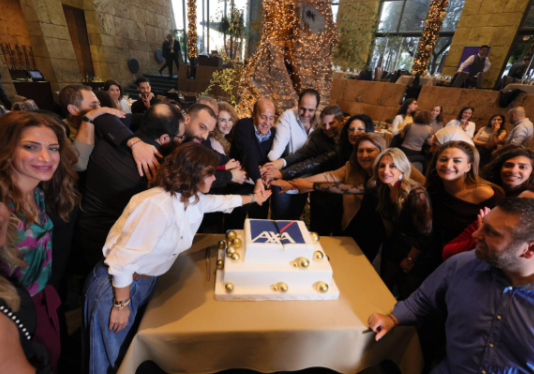 اكسا الشرق الاوسط تكرم موظفيها بغداء احتفالا بالاعياد