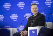 ماسك في «إطلالة دافوس»: الذكاء الاصطناعي سيتجاوز عقل الإنسان بحلول نهاية 2026