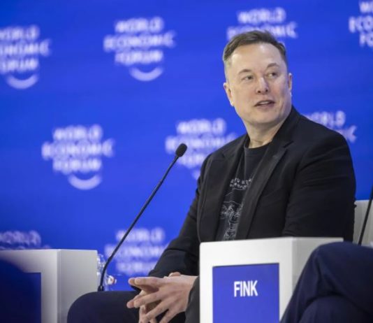 ماسك في «إطلالة دافوس»: الذكاء الاصطناعي سيتجاوز عقل الإنسان بحلول نهاية 2026