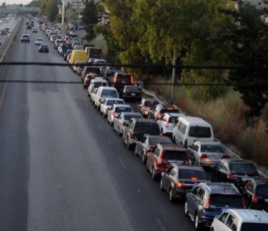 المحطات تهدّد بالإقفال… شبح طوابير البنزين يعود