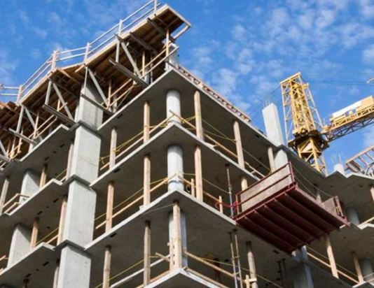 القطاع العقاري يسير بين “فخّ” مشروع الفجوة المالية… ونيران كلفة التراخيص