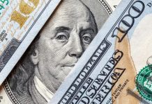 تراجع قيمة الدولار عالمياً: مخاطر اقتصادية.. وبدائل نقدية