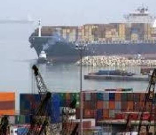 البحصلي: مئات المستوعبات الغذائية عالقة..عودة العمل في مرفأ بيروت إلى طبيعته مع تمديد ساعات التشغيل