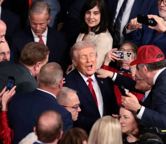 ترمب: المحكمة العليا تورّطت بقرار «مؤسف»… والرسوم بديل لضرائب الدخل