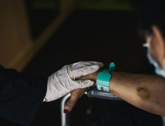 صراع المستشفيات وشركات التأمين: المرضى يدفعون الثمن