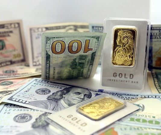 الذهب يرتفع والنفط يقترب من أعلى مستوياته في 7 أشهر