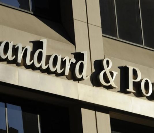 «ستاندرد آند بورز» ترفع التصنيف الائتماني بالليرة للبنان