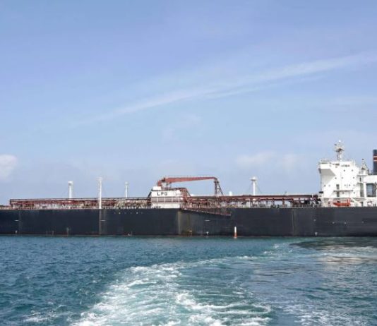 البيت الأبيض: ناقلات النفط «بدأت العبور ببطء» إلى مضيق هرمز